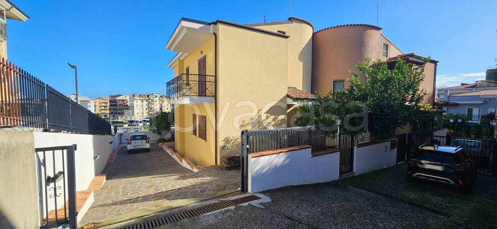 casa indipendente in vendita a Soverato