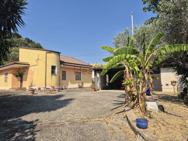 casa indipendente in vendita a Squillace in zona Fiasco Baldaia