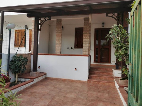 casa indipendente in vendita a Stalettì in zona Caminia