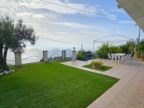 casa indipendente in vendita a Stalettì in zona Copanello