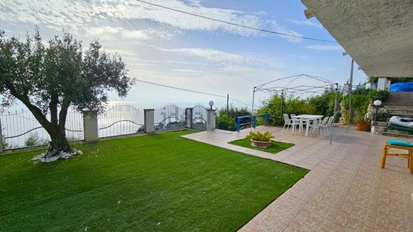 casa indipendente in vendita a Stalettì in zona Copanello
