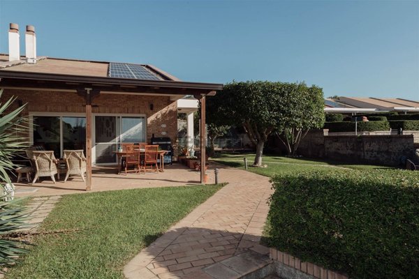 casa indipendente in vendita a Stalettì in zona Caminia