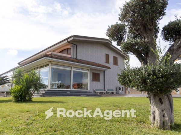 casa indipendente in vendita a Stalettì in zona Caminia