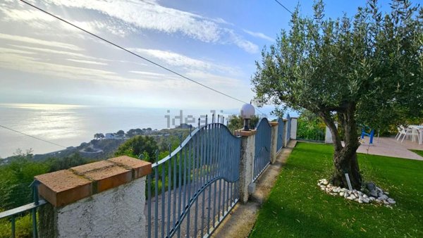 casa indipendente in vendita a Stalettì in zona Copanello