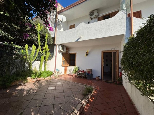 casa indipendente in vendita a Stalettì in zona Caminia