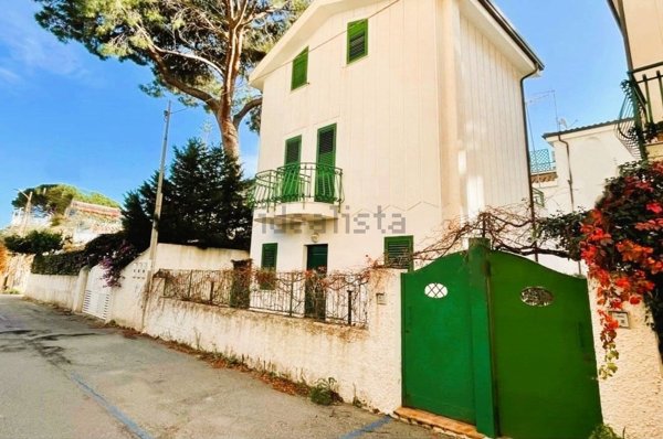 quadrivano in vendita a Stalettì in zona Copanello