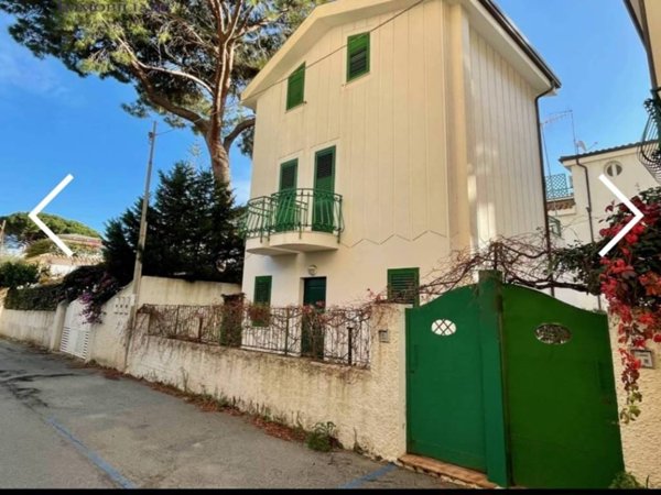 casa indipendente in vendita a Stalettì in zona Copanello