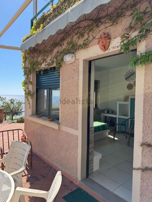 casa indipendente in vendita a Stalettì in zona Santa Maria del Mare