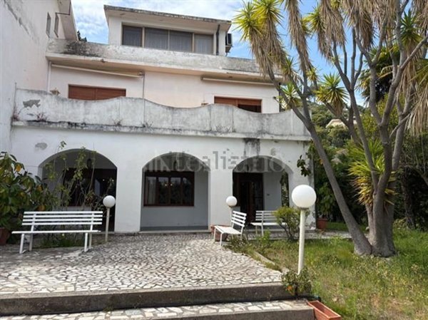 casa indipendente in vendita a Stalettì in zona Santa Maria del Mare