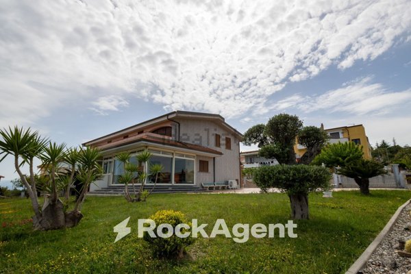 casa indipendente in vendita a Stalettì in zona Caminia