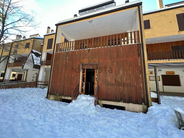 negozio in vendita a Taverna