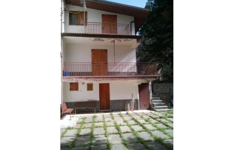 casa indipendente in vendita a Taverna