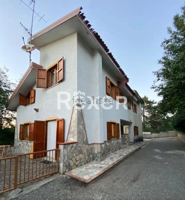 casa indipendente in vendita a Taverna