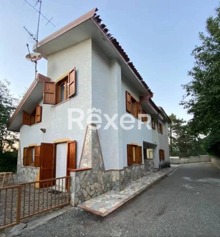 casa indipendente in vendita a Taverna