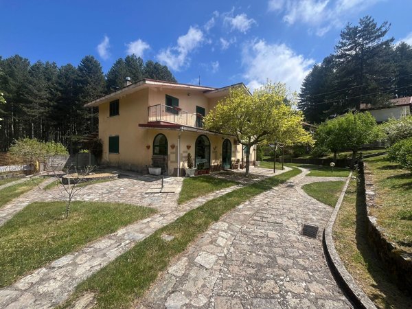 casa indipendente in vendita a Taverna