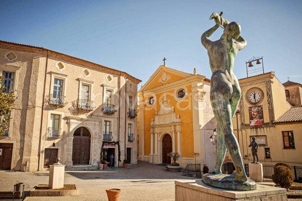 locale di sgombero in vendita a Taverna