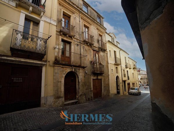 intera palazzina in vendita a Lamezia Terme in zona Sambiase