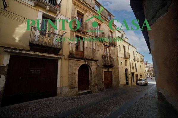 intera palazzina in vendita a Lamezia Terme in zona Sambiase