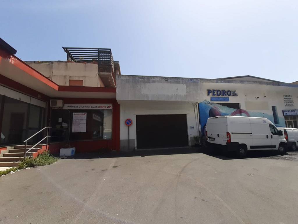 negozio in vendita a Lamezia Terme in zona Sambiase