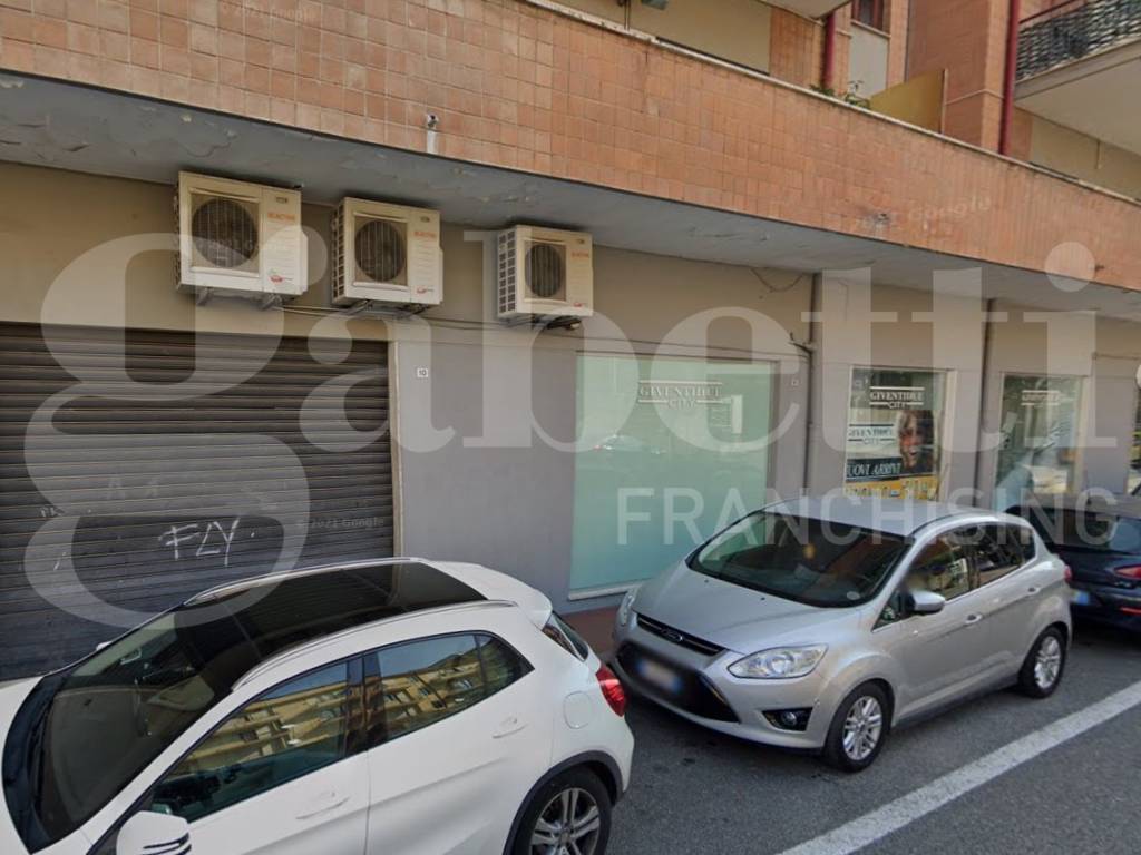 negozio in vendita a Lamezia Terme in zona Sambiase