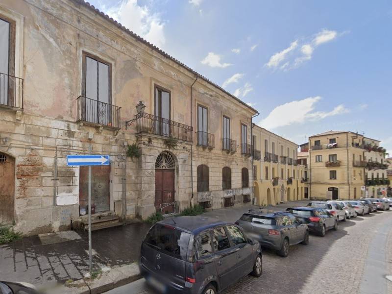 intera palazzina in vendita a Lamezia Terme in zona Sambiase