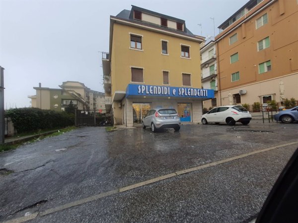 negozio in vendita a Lamezia Terme in zona Nicastro