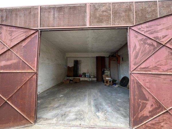 locale di sgombero in vendita a Lamezia Terme in zona Sambiase
