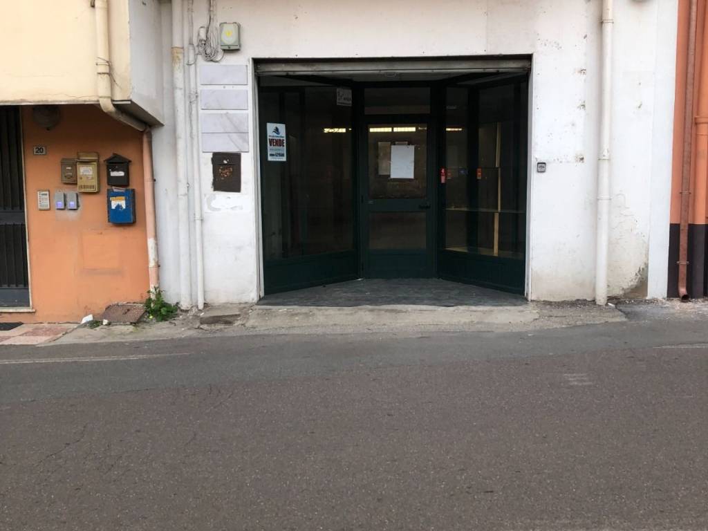 negozio in vendita a Lamezia Terme in zona Nicastro