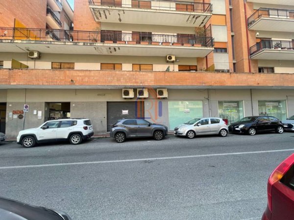 negozio in vendita a Lamezia Terme in zona Nicastro