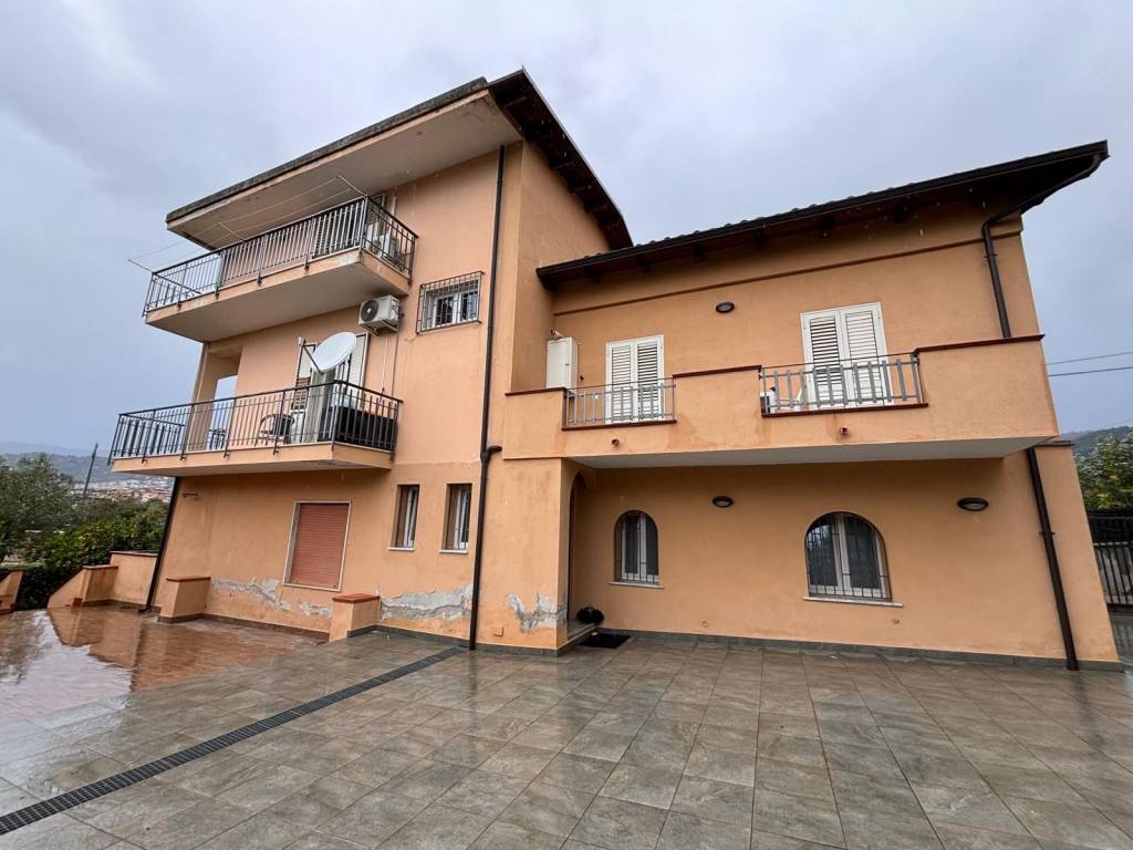 casa indipendente in vendita a Lamezia Terme in zona Nicastro