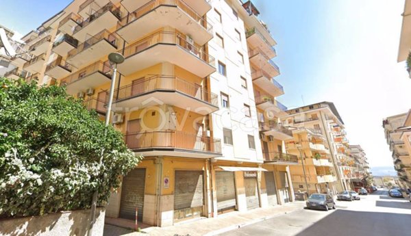 negozio in vendita a Lamezia Terme in zona Nicastro
