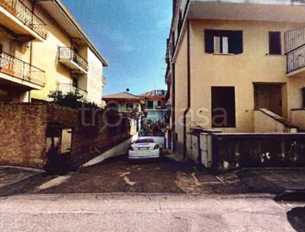 locale di sgombero in vendita a Lamezia Terme in zona Sambiase