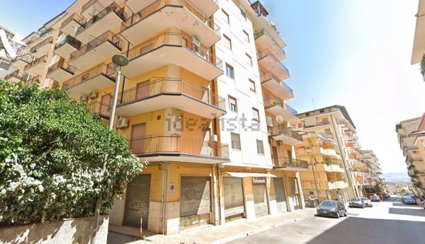 negozio in vendita a Lamezia Terme in zona Nicastro