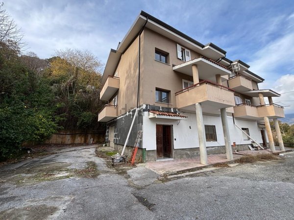 casa indipendente in vendita a Lamezia Terme in zona Nicastro