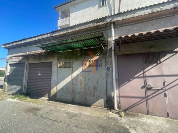 locale di sgombero in vendita a Lamezia Terme in zona Nicastro