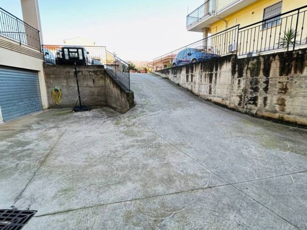 locale commerciale in vendita a Lamezia Terme in zona Nicastro