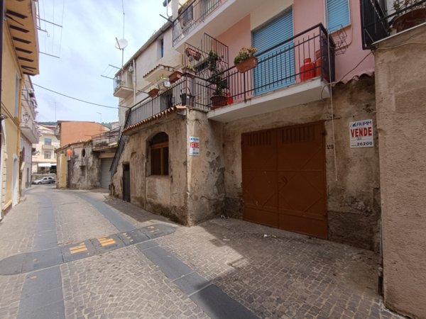 locale di sgombero in vendita a Lamezia Terme in zona Sambiase