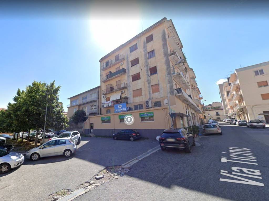 negozio in vendita a Lamezia Terme in zona Sambiase