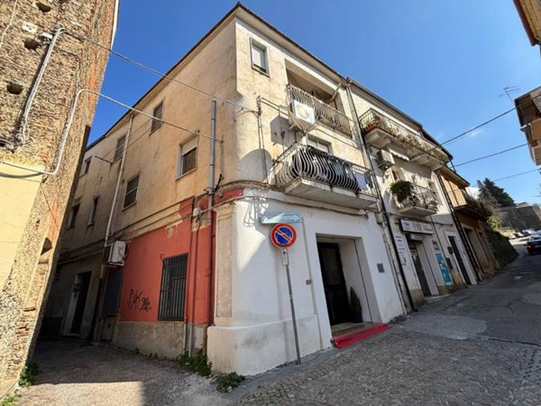negozio in vendita a Lamezia Terme in zona Sambiase