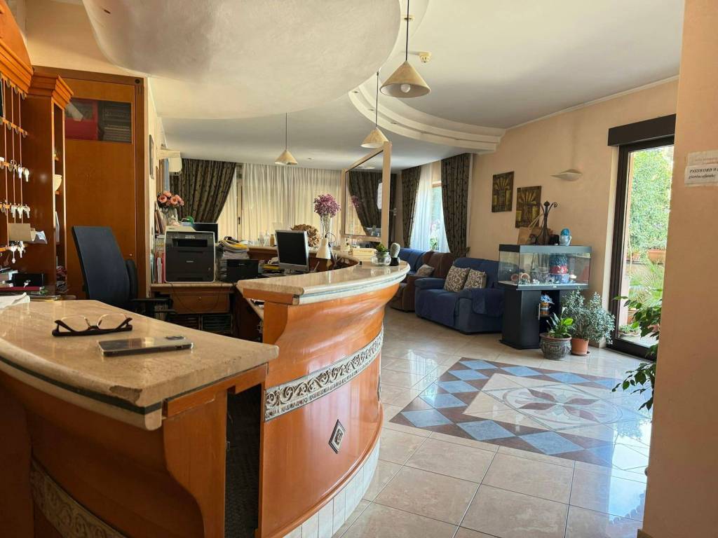 negozio in vendita a Lamezia Terme in zona Nicastro