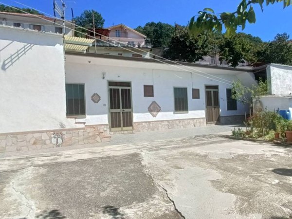 casa indipendente in vendita a Lamezia Terme in zona Acquadàuzano
