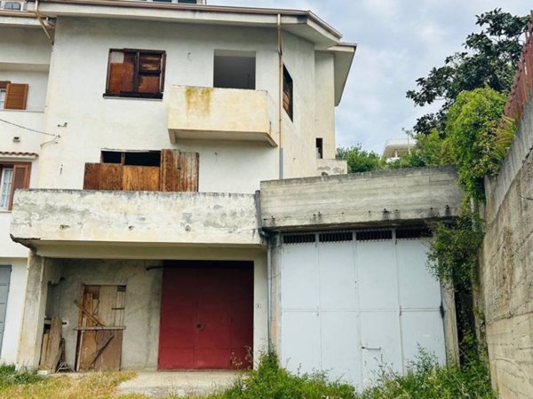 casa indipendente in vendita a Lamezia Terme in zona Nicastro