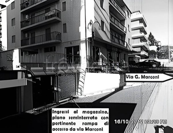 locale commerciale in vendita a Lamezia Terme in zona Nicastro