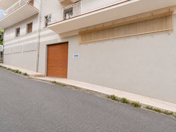 negozio in vendita a Lamezia Terme in zona Nicastro