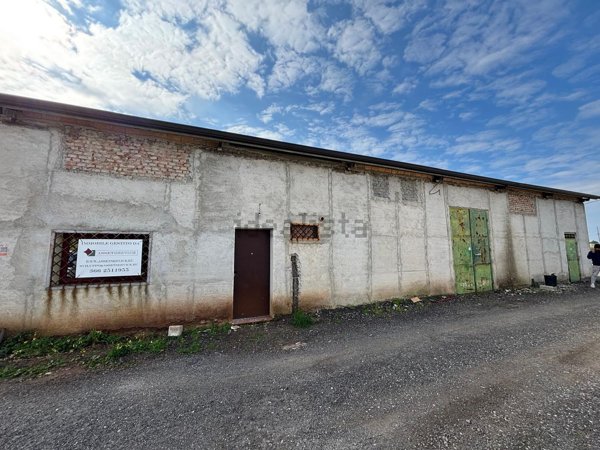 capannone in vendita a Lamezia Terme in zona Sant'Eufemia Lamezia