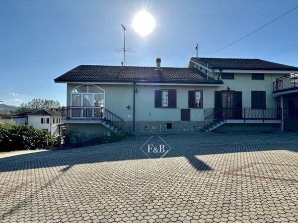 casa indipendente in vendita ad Agliano Terme in zona Salere