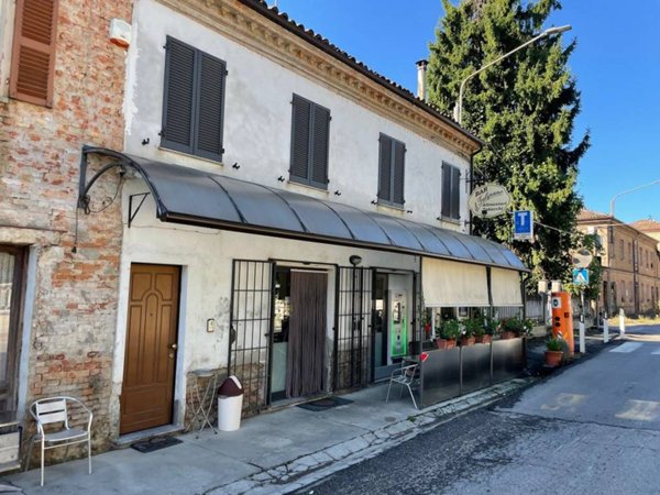 negozio in vendita ad Agliano Terme in zona Salere