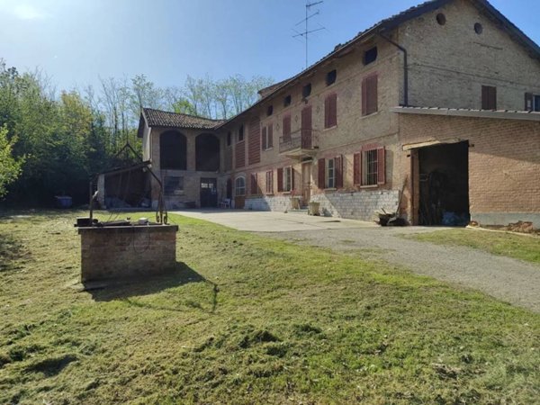 casa indipendente in vendita ad Agliano Terme in zona Mola-Francia