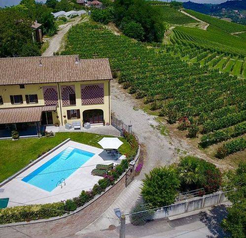 casa indipendente in vendita ad Agliano Terme in zona Agliano