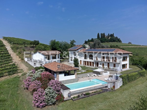 villa in vendita ad Agliano Terme in zona Agliano